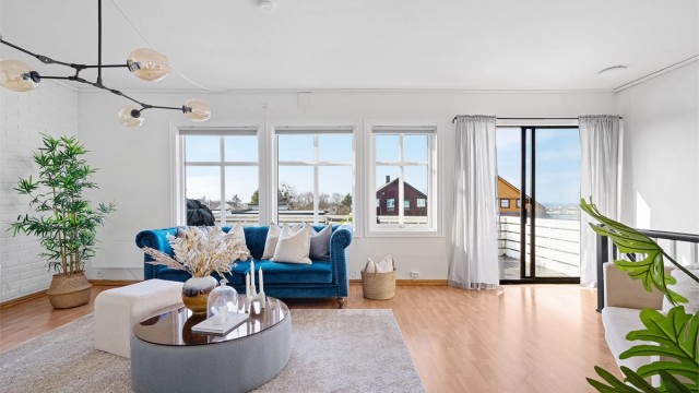 Boligens andre etasje består av 2 soverom og stue med utgang til vestvendt terrasse med åpen og fri utsikt.