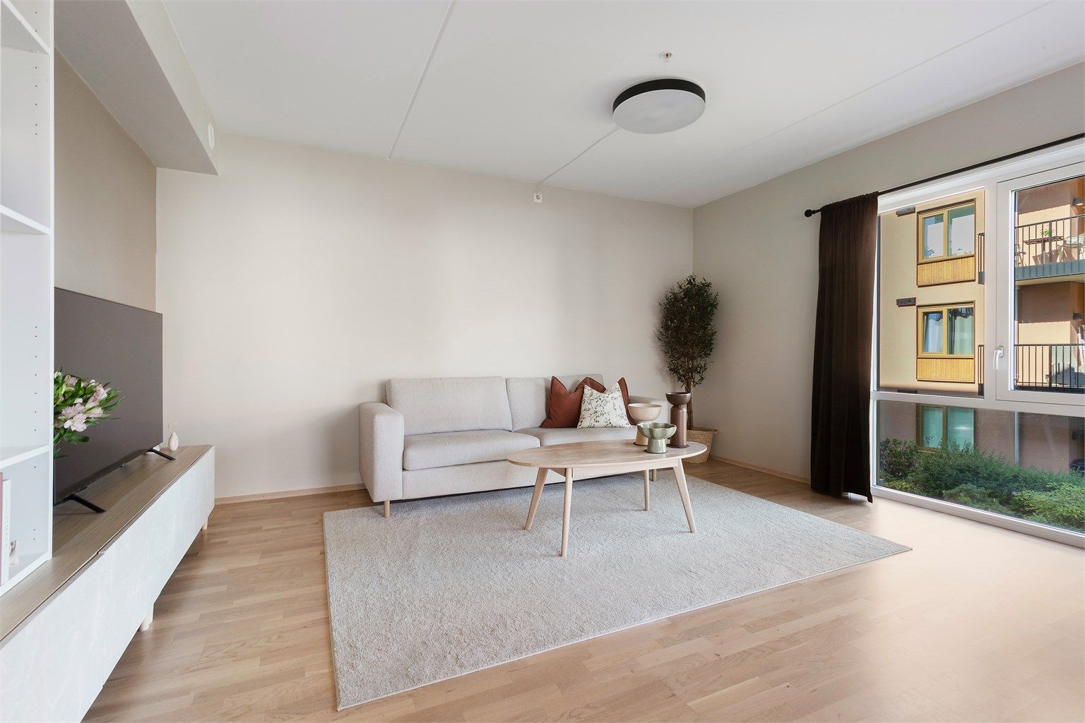 Store vindusflater med 3-lags isolerglass fra 2021 slipper inn godt med dagslys.