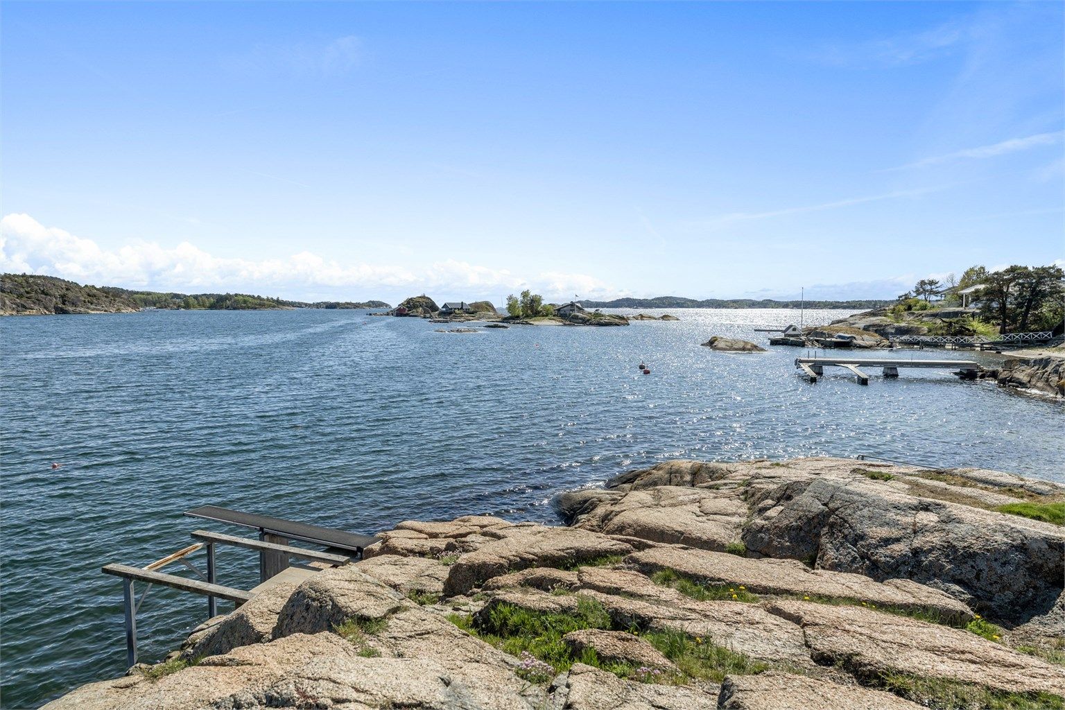 Tangen er velkjent for sine flotte sandstrender, gressletter, stupebrett og svaberg.
