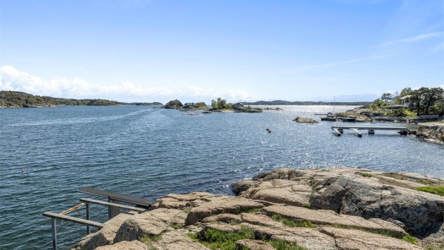 Tangen er velkjent for sine flotte sandstrender, gressletter, stupebrett og svaberg.