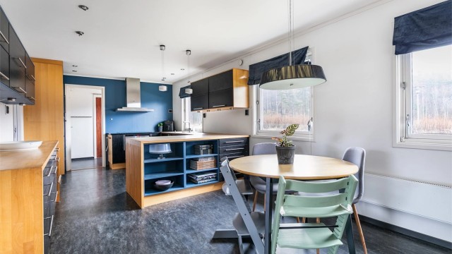 Med spiseplass kan det store kjøkkenet i tillegg til sin rent praktiske funksjon også være et naturlig samlingsrom for familien i hverdagen.