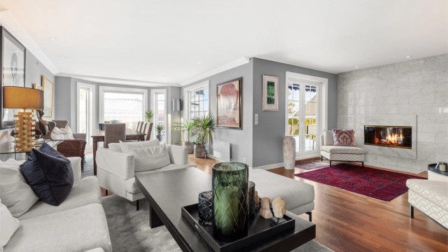 Stor kombinert stue og spisestue med store vindusflater som gir rommet rikelig med lys