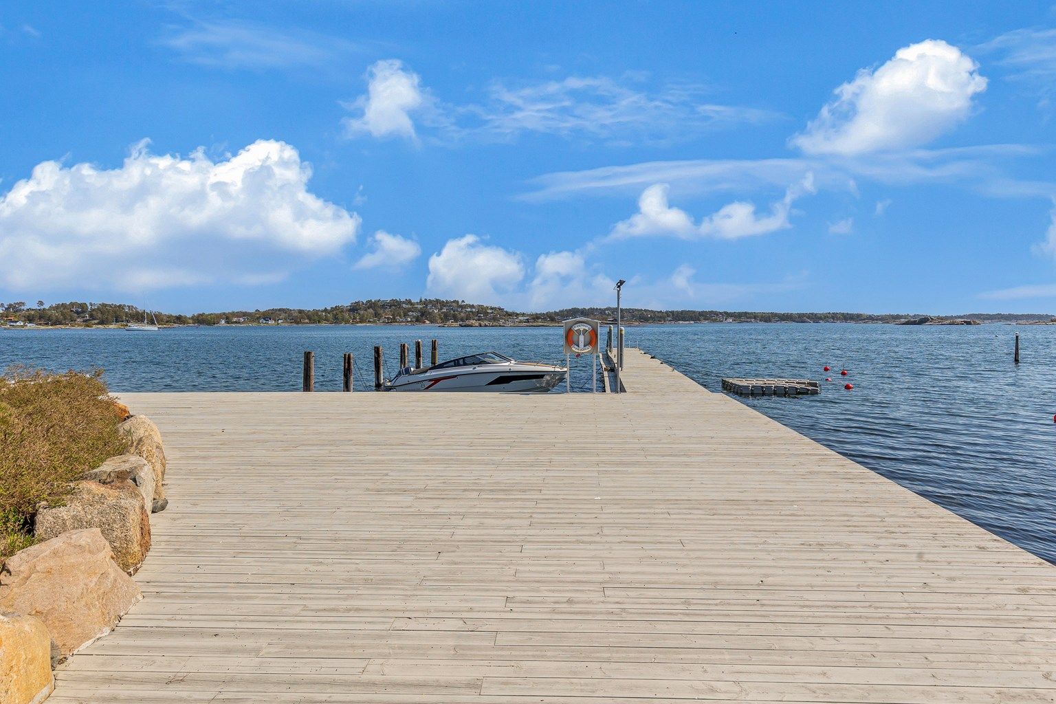 Dersom en ønsker å ta båtveien til nærmeste restaurant, ligger fantastiske 8 GLASS på Tjøme kun en liten båttur unna Lahelle
