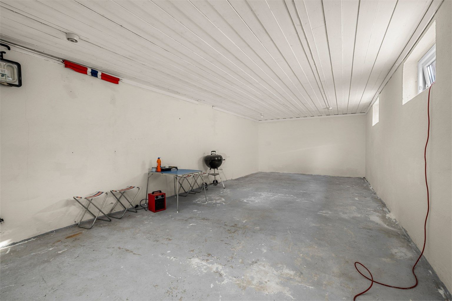 Stort disponibelt rom i kjeller med mange bruksmuligheter – perfekt som hobbyrom, treningsrom eller ekstra lagringsplass.