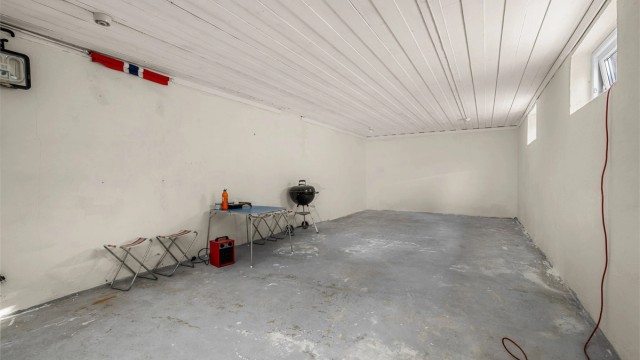 Stort disponibelt rom i kjeller med mange bruksmuligheter – perfekt som hobbyrom, treningsrom eller ekstra lagringsplass.