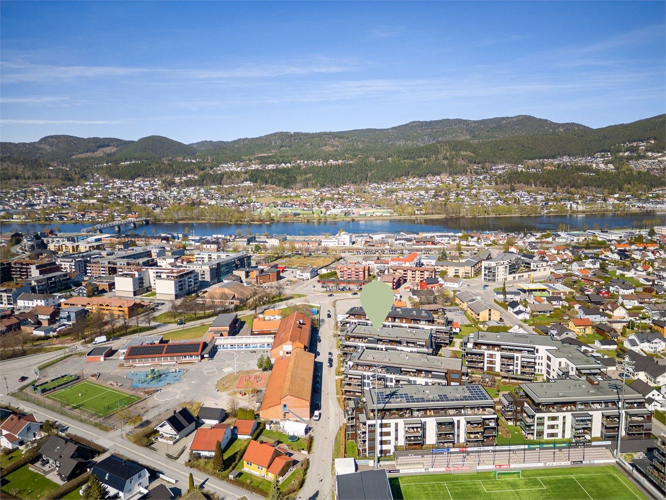 Mjøndalen stasjon ligger kun 600 meter unna, med hyppige tog- og bussavganger mot Drammen og Oslo.