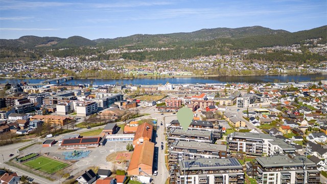 Mjøndalen stasjon ligger kun 600 meter unna, med hyppige tog- og bussavganger mot Drammen og Oslo.