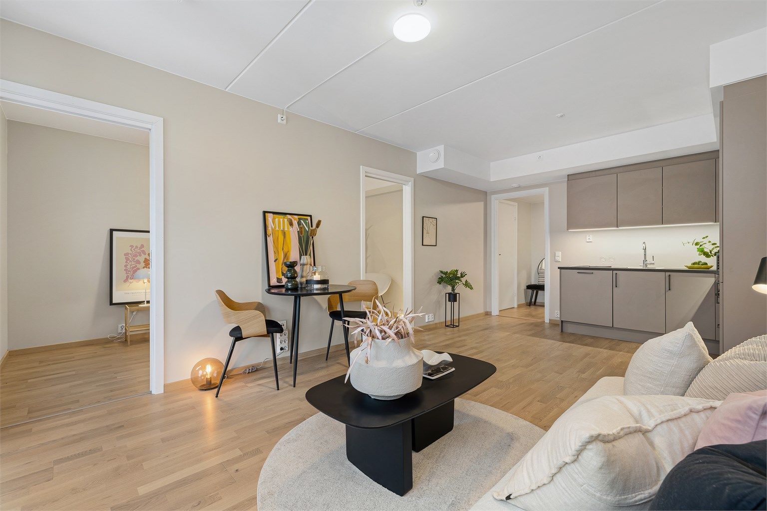 Stue og kjøkken er i en åpen og sosial løsning