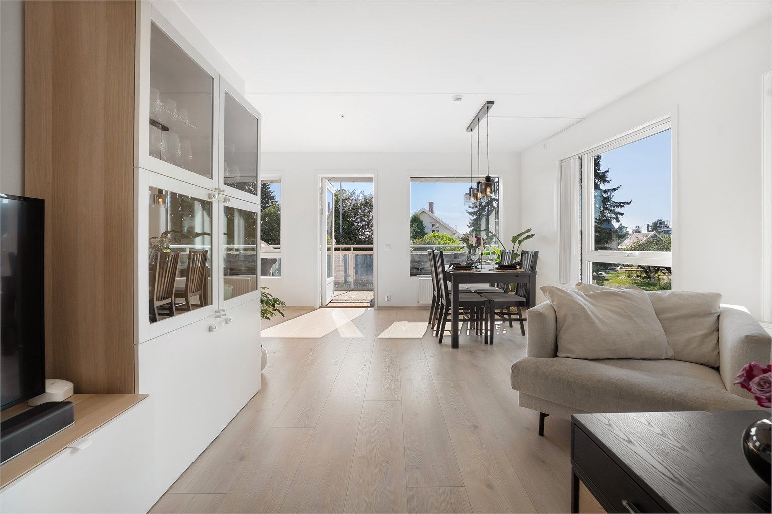 Leiligheten er lys og innbydende med store vindusflater som gir leiligheten en lystig atmosfære.