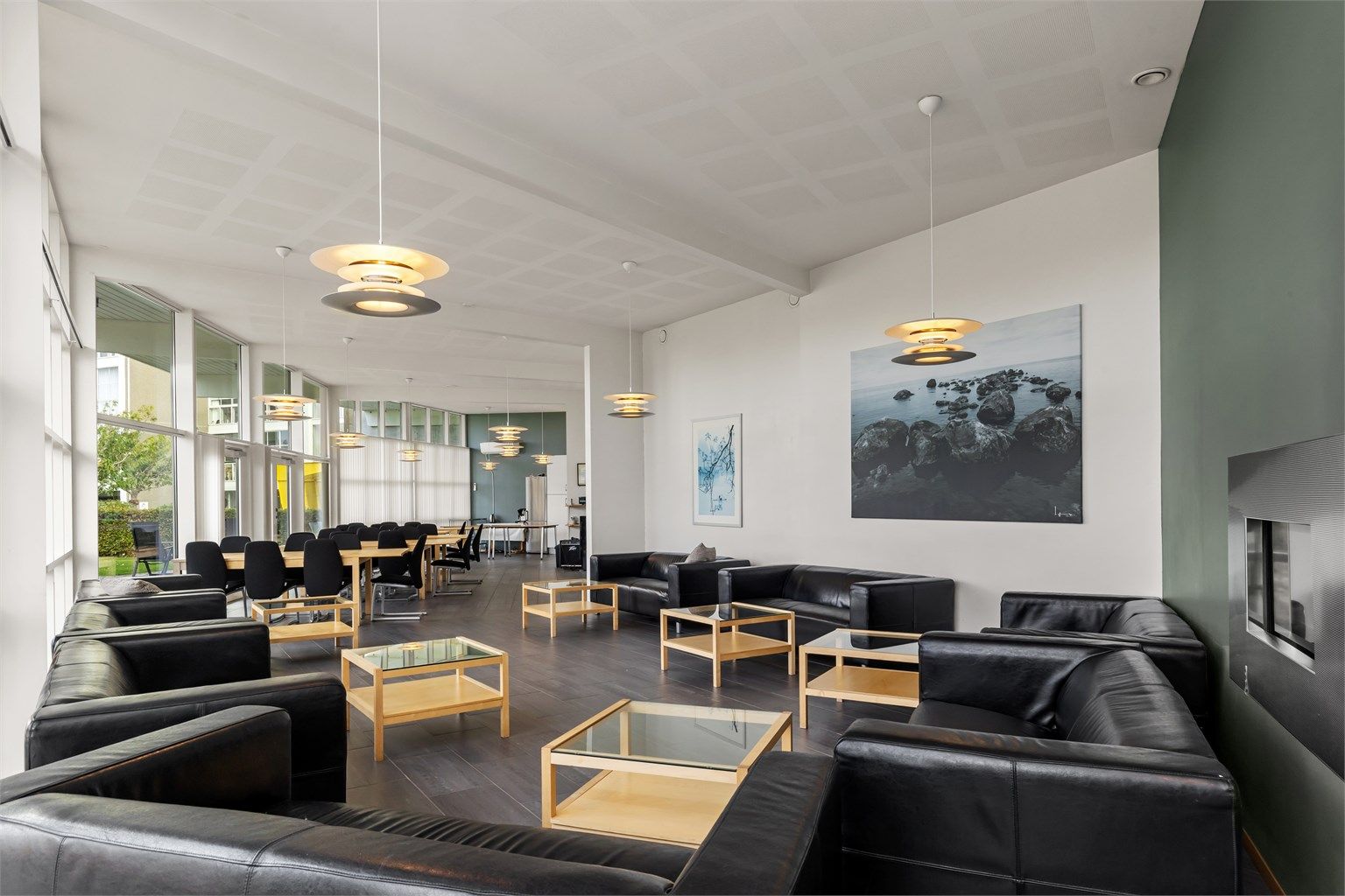 Hyggelig loungeområde i fellesbygget til bruk for sameiets beboere.