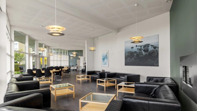 Hyggelig loungeområde i fellesbygget til bruk for sameiets beboere.