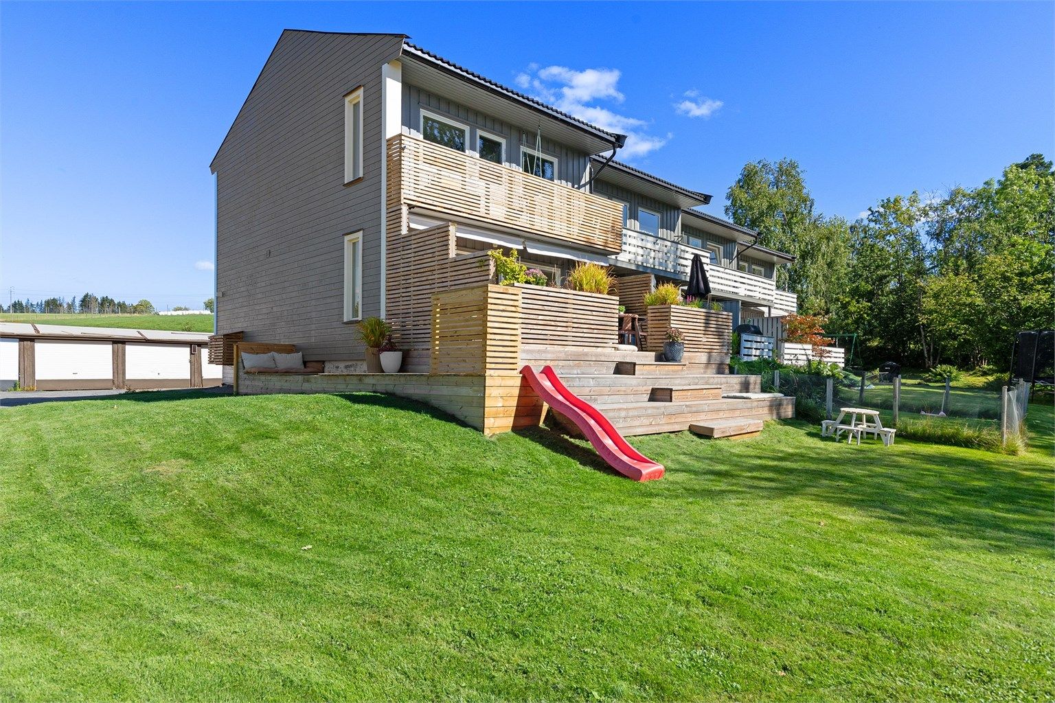 Huset har en god beliggenhet på feltet, og er påkostet både ute og inne