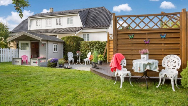 Egen brønn i hagen med pumpe-vanning og mulighet for bilvask.
