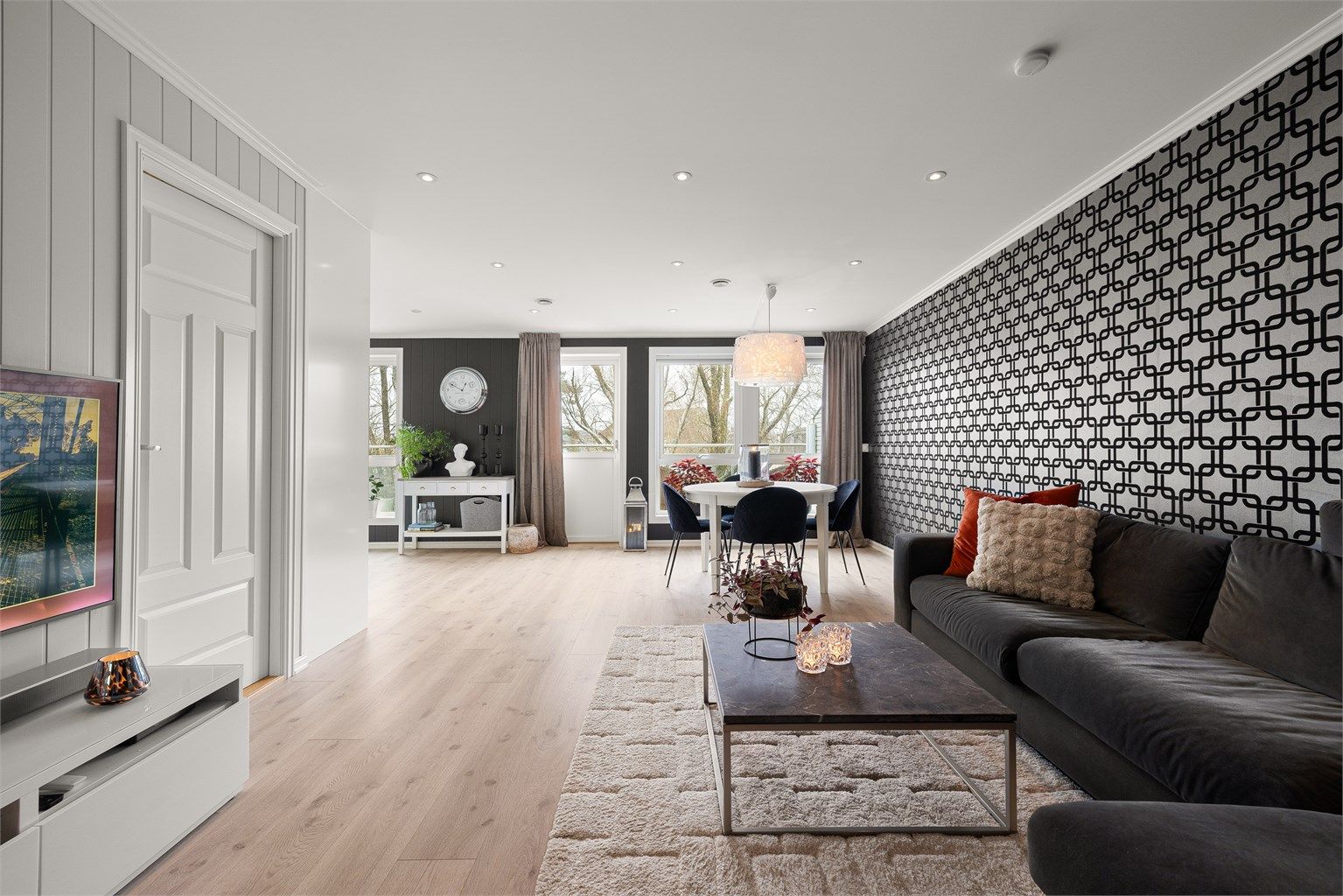 Med de store grøntarealene foran er stuen lite eksponert for innsyn.