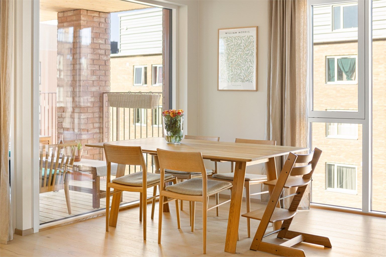 Spiseplassen er en naturlig del av den åpne løsningen, med god plass til både hverdag og besøk.