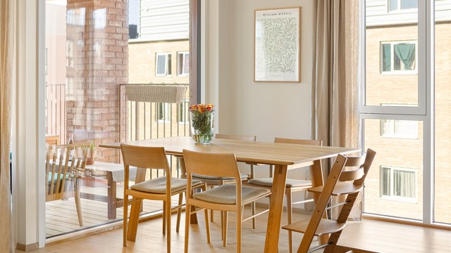 Spiseplassen er en naturlig del av den åpne løsningen, med god plass til både hverdag og besøk.