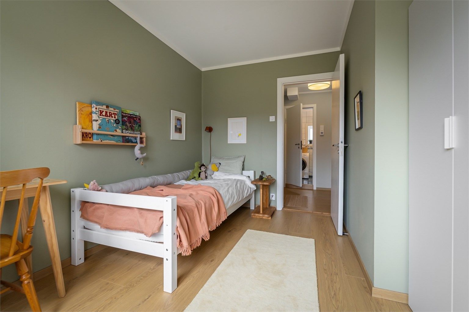 Også dette rommet er malt i en lun tone som står fint til den lekre laminatgulvet 