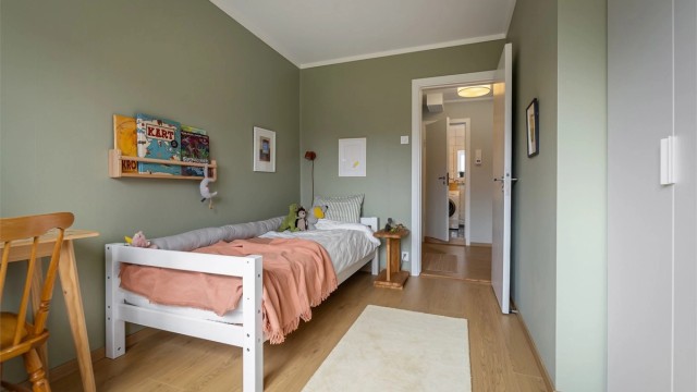 Også dette rommet er malt i en lun tone som står fint til den lekre laminatgulvet