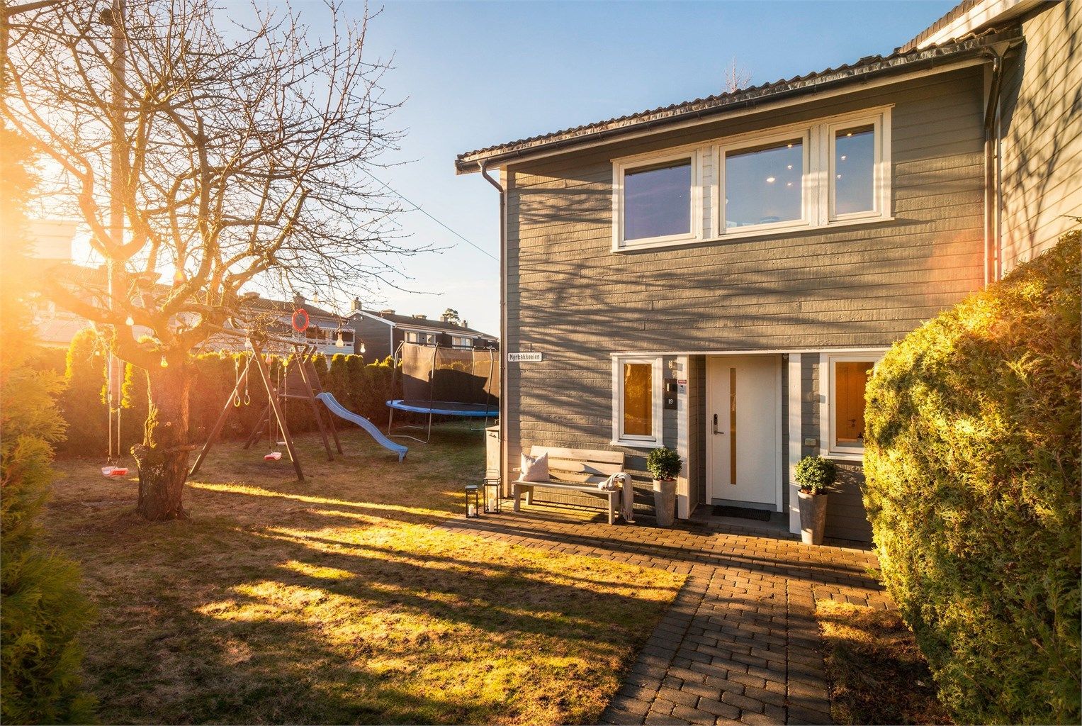 Nhut Nam Huynh v/ Krogsveen har gleden av å presentere Myrbakkveien 19!