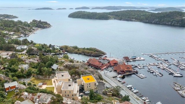 Velassortert Sparbutikk ligger i slippersavstand fra leiligheten. Det samme gjør restauranten, kles -og interiørbutikk, båtbutikken og iskiosken, samt båtplassen. Ta på litt bedre sko så får du også tak i ferske reker og krabber fra de lokale fiskerne.