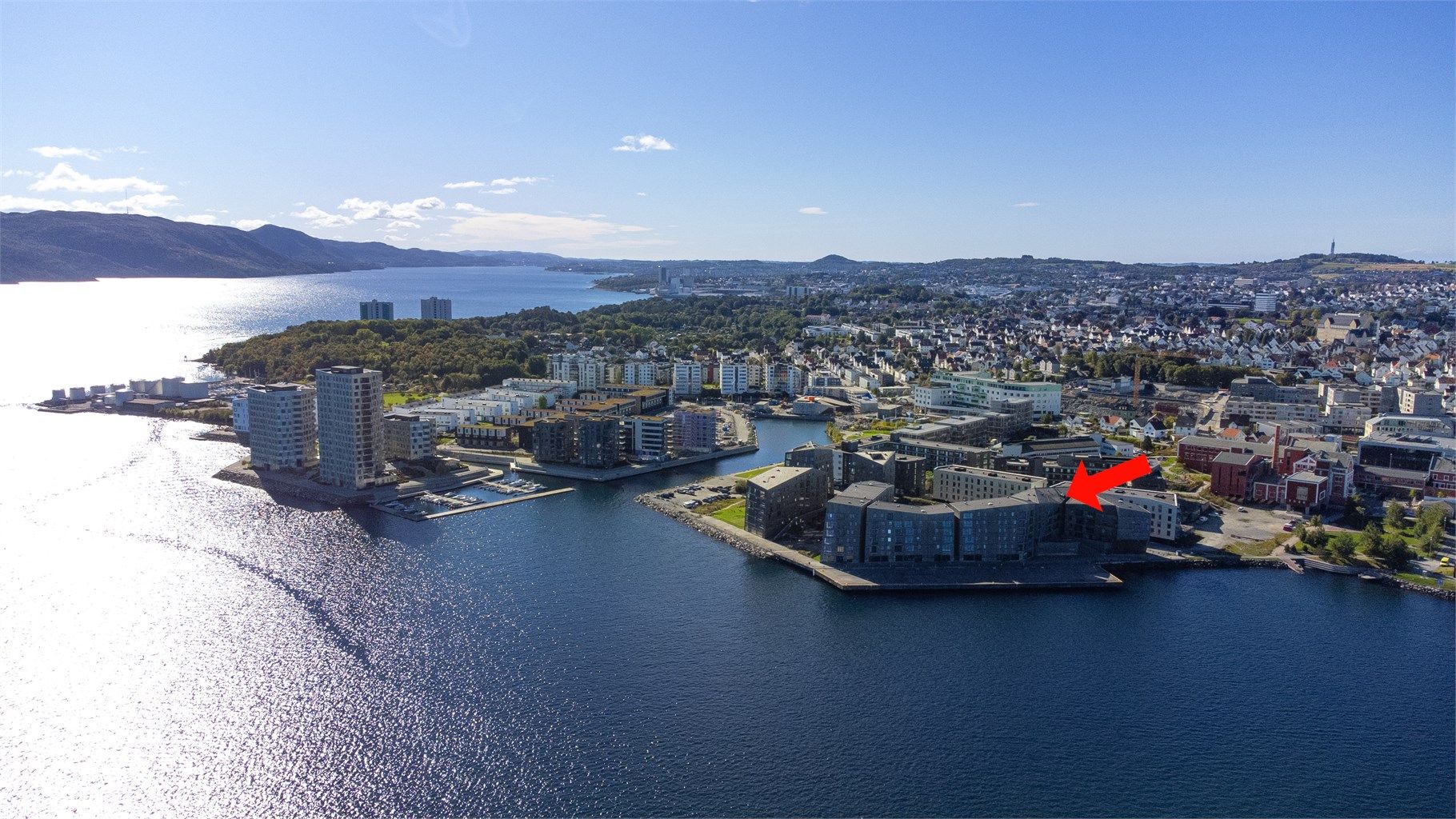 Plassert i byggets 3. etasje mot sjøsiden og helt i front, så får nydelig utsikt hele døgnet. 