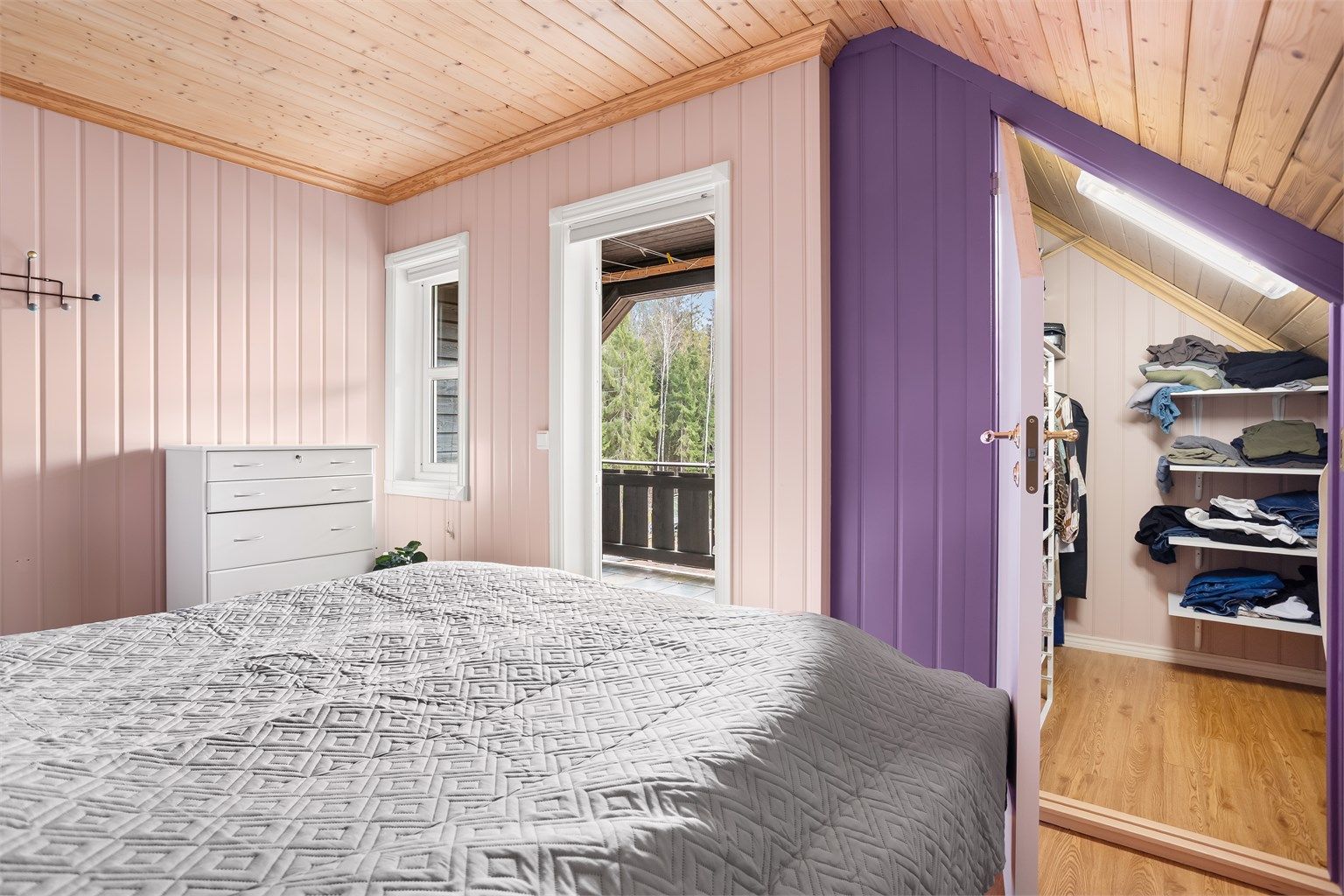 Romslig og hyggelig soverom med direkte utgang til balkong og praktisk garderobeløsning.