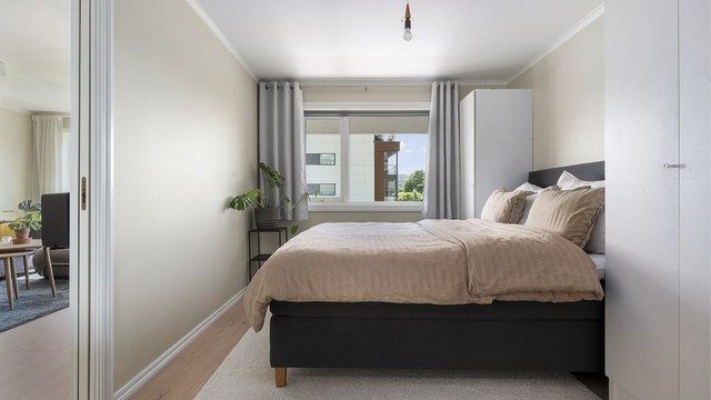 Soverommet har direkte tilkomst, via plassbesparende skyvedør. Legg merke til at gulvet er gjennomgående med terskelfri overgang. Soverommet er av svært god størrelse med sine 12m²