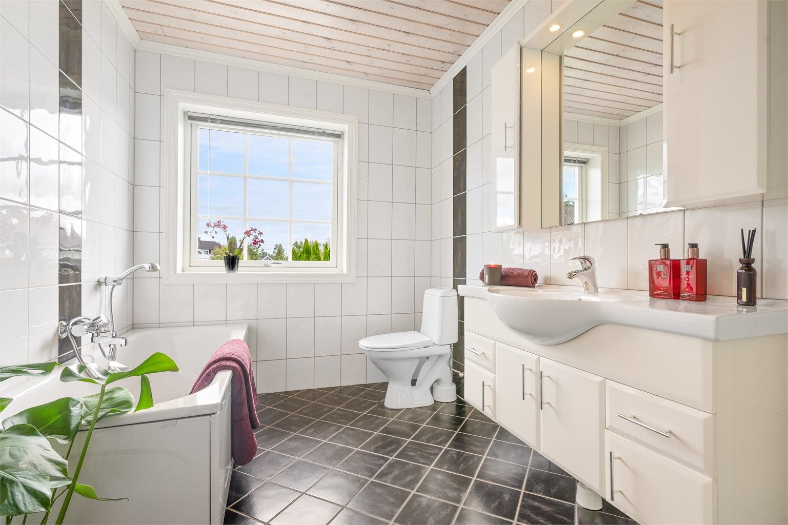Badet er fra byggeår og har flislagt gulv med gulvvarme samt flislagte vegger. Himlingen er utført med panelbord
