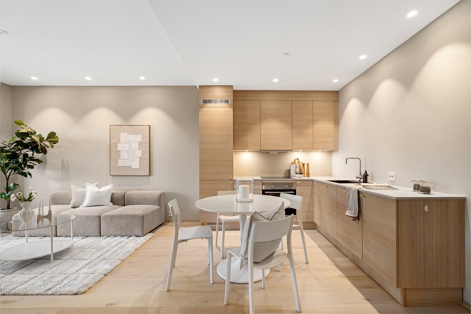 Leiligheten har flott slette overflater i en nedtonet og lun farge som står i stil med kjøkkenet. 