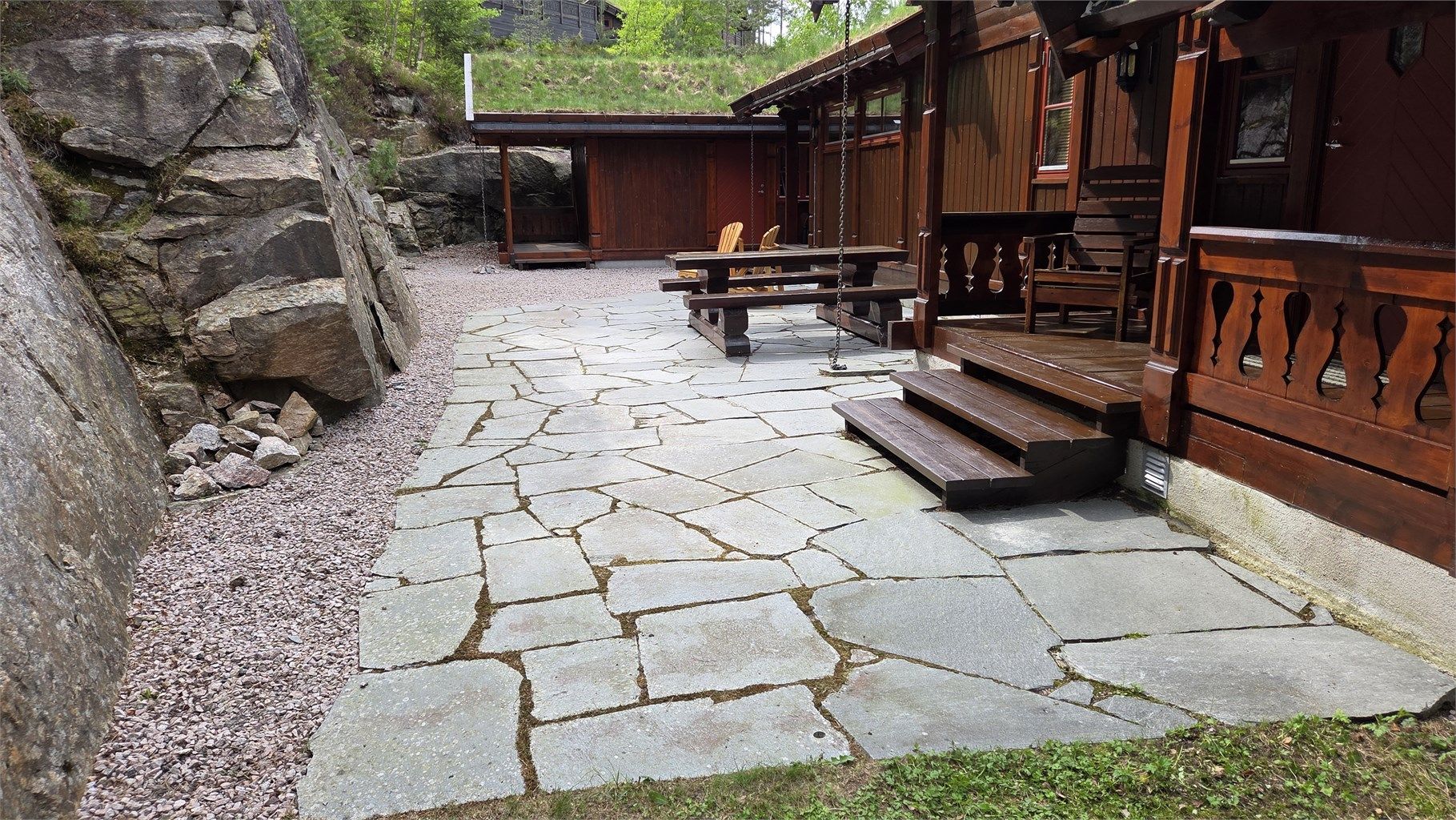 Uteområdet er pent opparbeidet med en kombinasjon av skifer, grus og naturterreng. Tomten er fundamentert på fjell, noe som gir stabile grunnforhold.