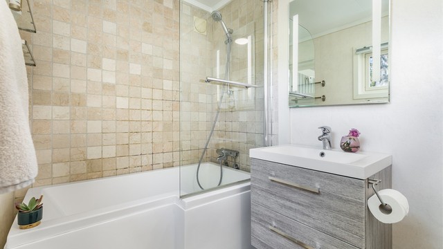 På badet ble nytt badekar og dusjbatteri, nytt toalett og nye møbler montert i 2018.