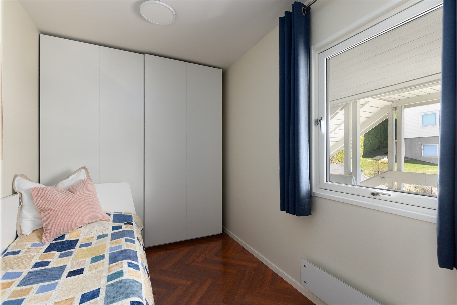 Soverom 2 har også fin størrelse og godt med oppbevaringsplass i skyvedørsgarderobe