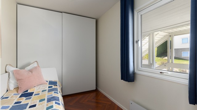 Soverom 2 har også fin størrelse og godt med oppbevaringsplass i skyvedørsgarderobe