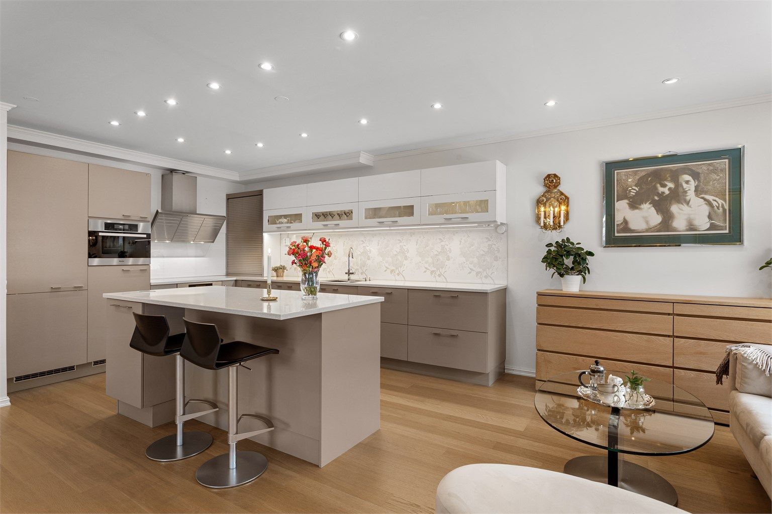 Alle hvitevarer fra Miele/Electrolux er helintegrert, i tillegg er det et innebygget strykebrett i innredningen.