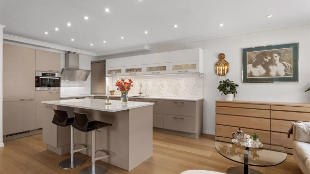 Alle hvitevarer fra Miele/Electrolux er helintegrert, i tillegg er det et innebygget strykebrett i innredningen.