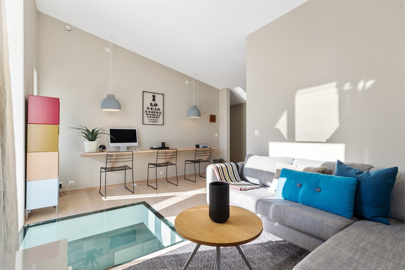 Opp trappen i 2.etasje kommer du først til stuen. Her er det plass til sittegruppe, TV-område og skrivebord/kontorløsning. Stilig detalj med glassgulv ned mot entreen i 1.etasje. Fra stuen er det utgang til en stor takterrasse.