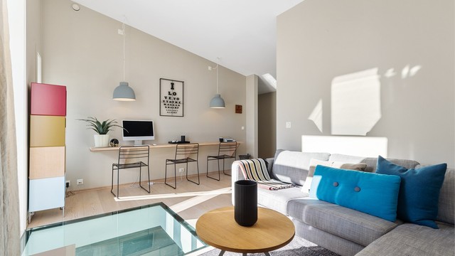 Opp trappen i 2.etasje kommer du først til stuen. Her er det plass til sittegruppe, TV-område og skrivebord/kontorløsning. Stilig detalj med glassgulv ned mot entreen i 1.etasje. Fra stuen er det utgang til en stor takterrasse.