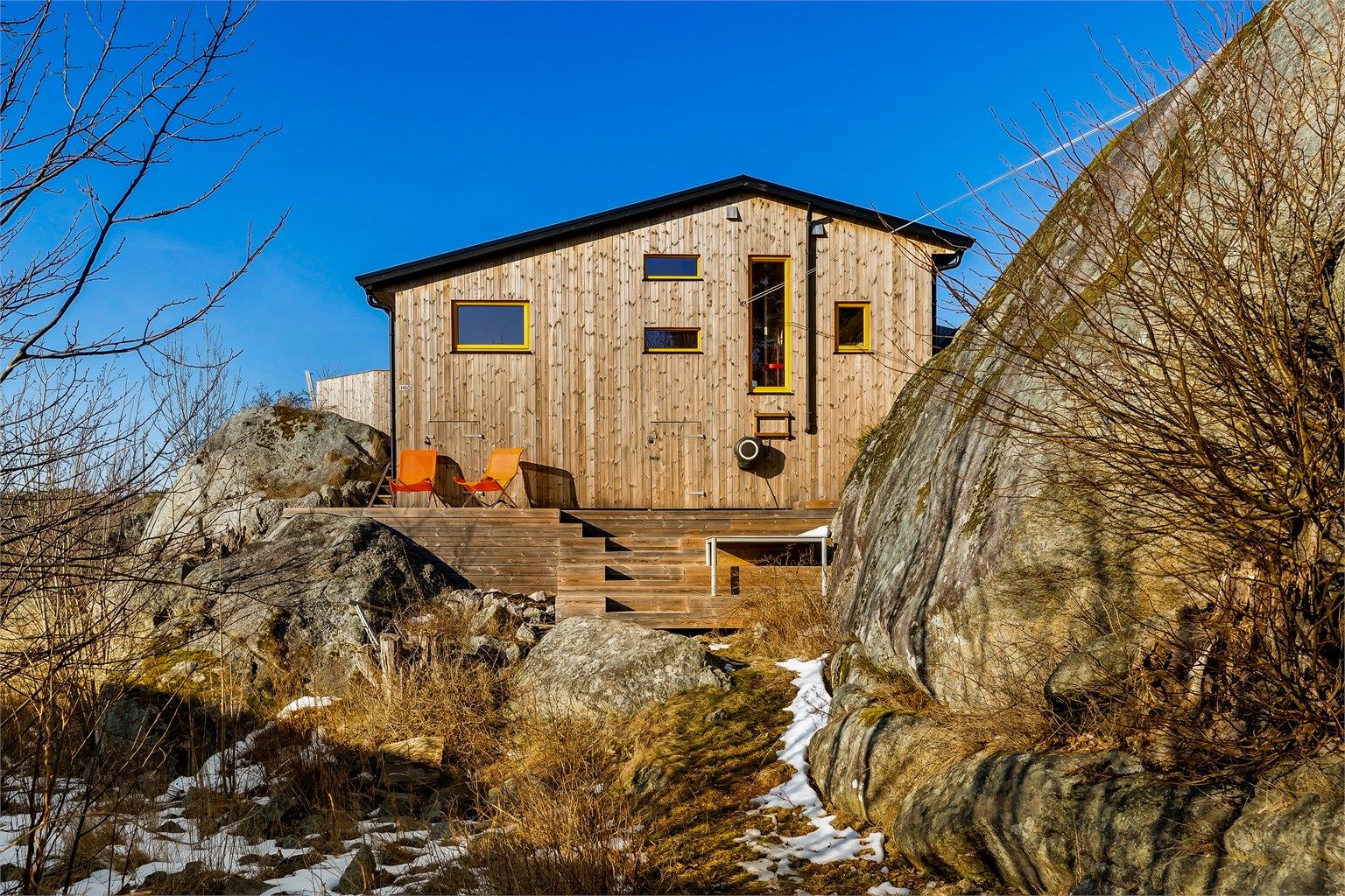 Bak hytta har du adkomst til bod og krypkjeller.