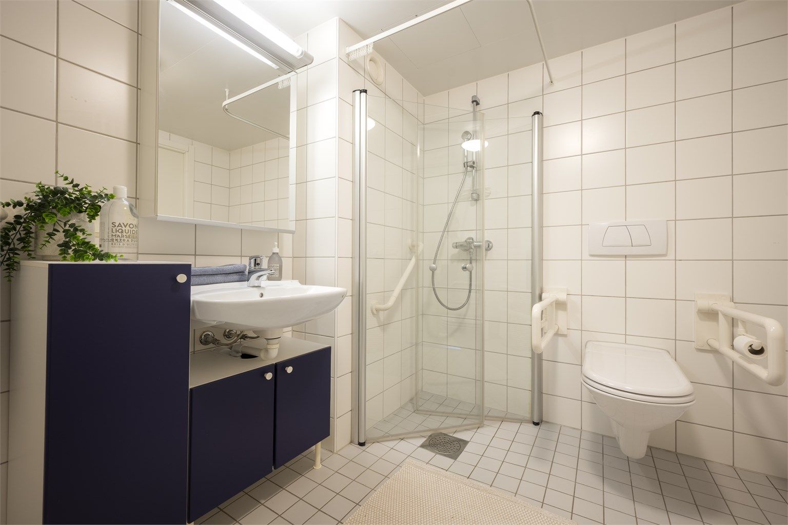 Badet har to innganger, en fra gangen og en fra soverommet ---> veldig praktisk.