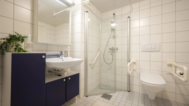 Badet har to innganger, en fra gangen og en fra soverommet ---> veldig praktisk.