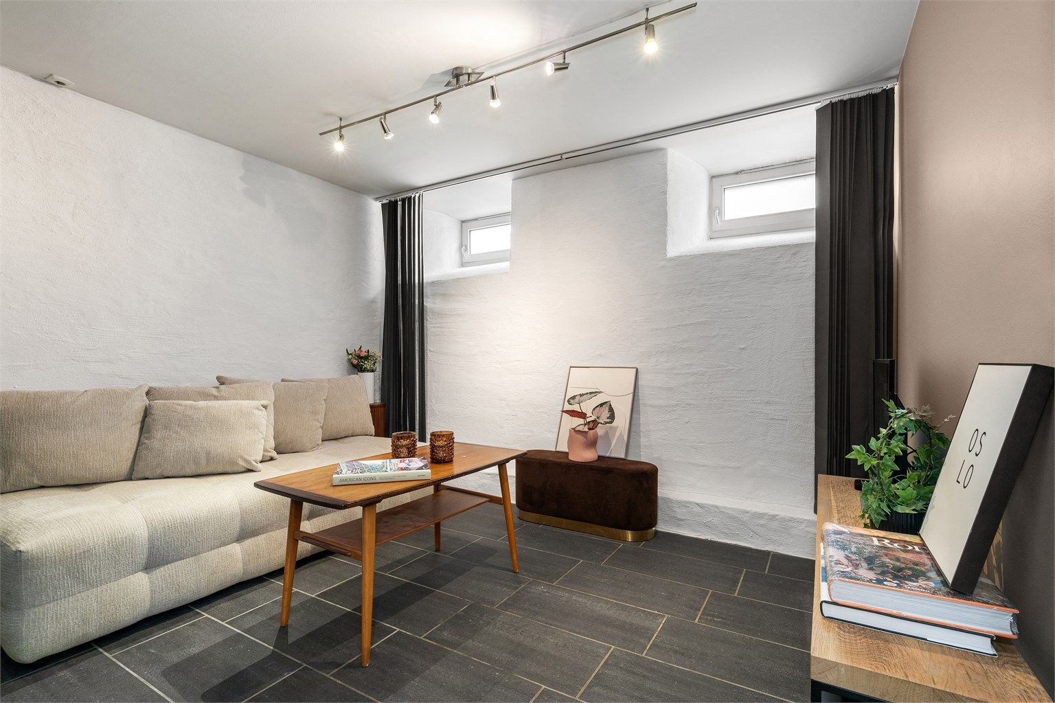 Eier har benyttet rommene nede som soverom og tv-stue, men de er ikke godkjent for varig opphold