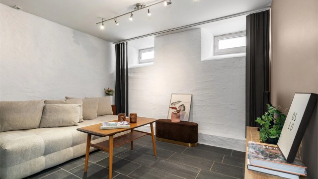 Eier har benyttet rommene nede som soverom og tv-stue, men de er ikke godkjent for varig opphold