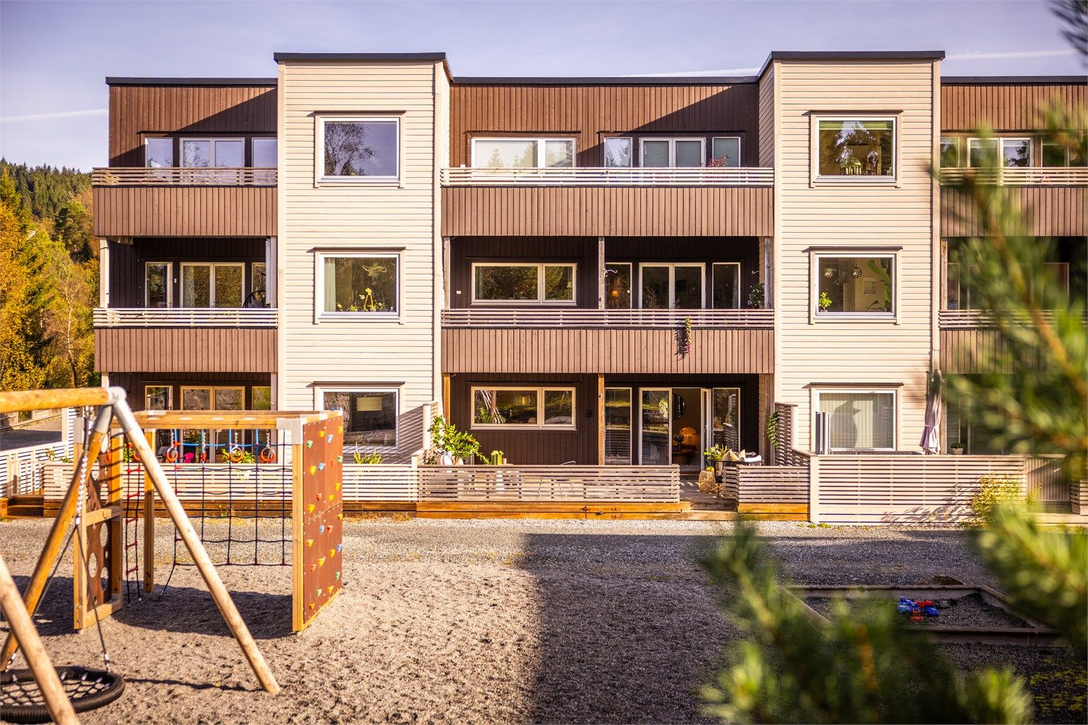 - Leilighetens yttervegger ble malt i 2025. Praktisk med port fra terrassen til lekeplass og skogen rundt -