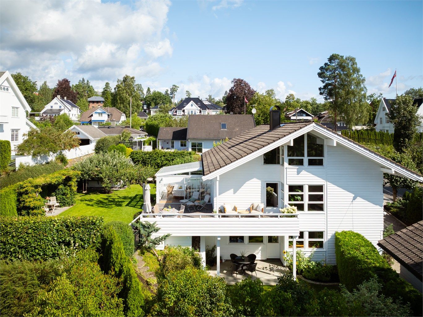 Eiendommen ligger i et veletablert og trafikkskjermet nabolag med kort vei til marka med vakre tur- og rekreasjonsmuligheter.