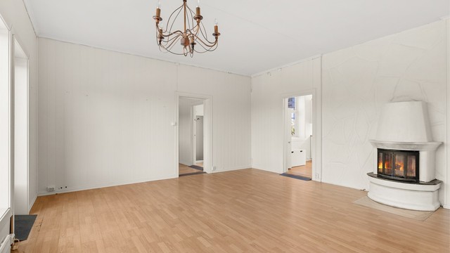 Fra stuen er det åpen passasje videre inn mot kjøkkenet.
