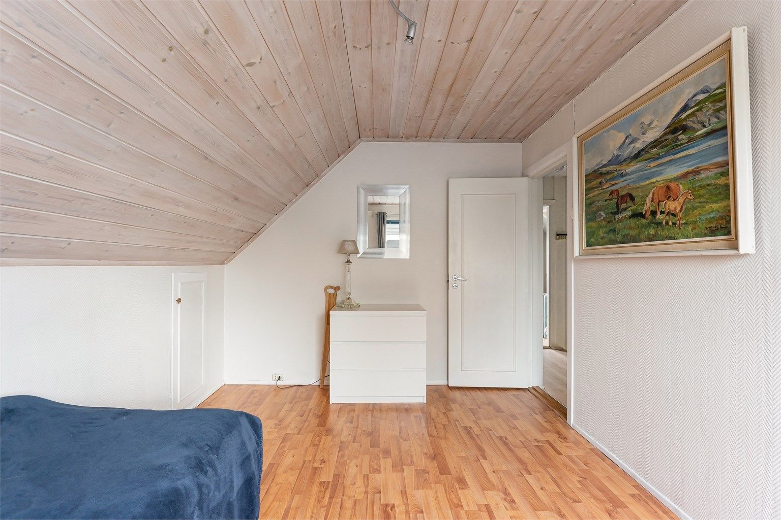 Soverommet har plass til seng og oppbevaringsmøbler, og er et lunt rom under skråtaket.