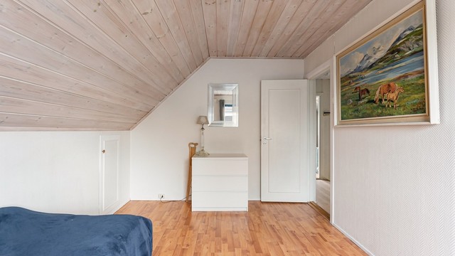 Soverommet har plass til seng og oppbevaringsmøbler, og er et lunt rom under skråtaket.