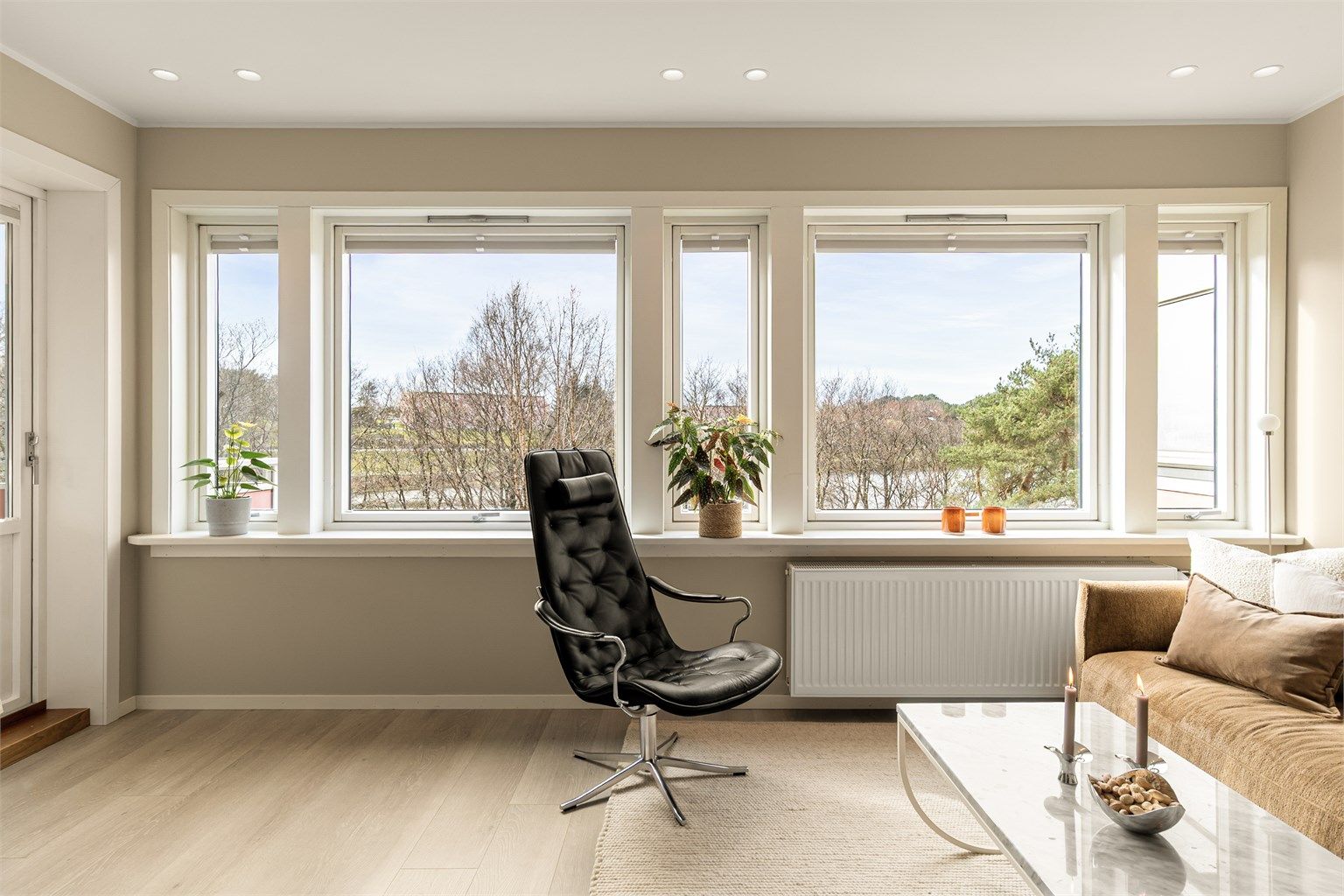 - Store vindusflater som gir en flott utsikt og slipper inn mye naturlig lys -