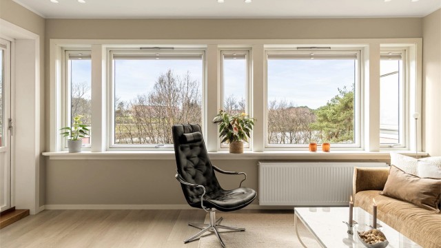 - Store vindusflater som gir en flott utsikt og slipper inn mye naturlig lys -
