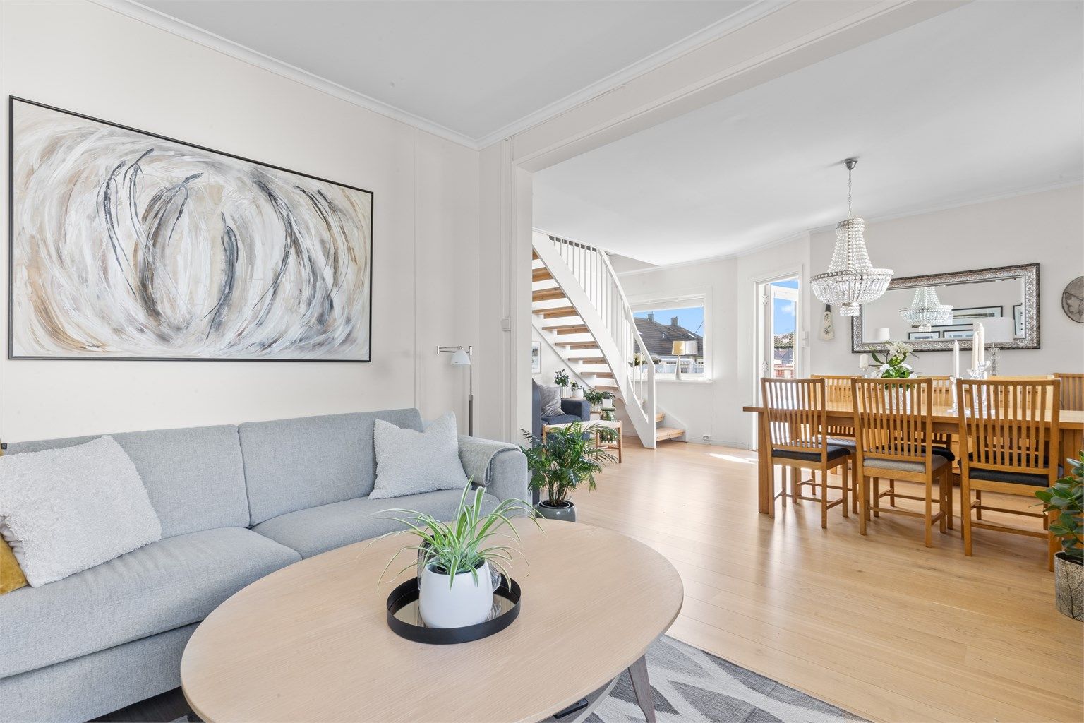 Romslig stue med åpen og god romfølelse 